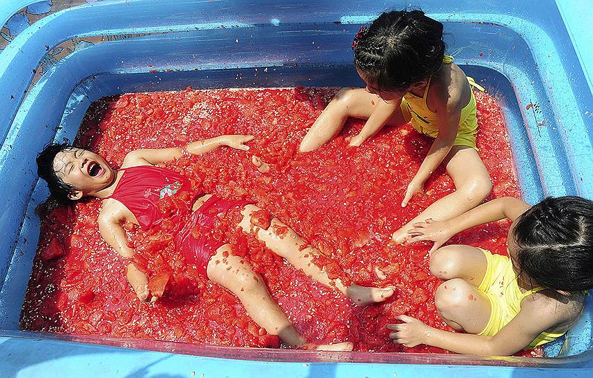 Ханчжоу, Китай. Дети, купающиеся в арбузе в развлекательном парке