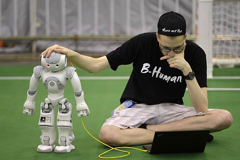 RoboCup – соревнования среди роботов, основанные в Японии. Начиная с 1997 года, в соревнованиях участвуют команды из разных стран