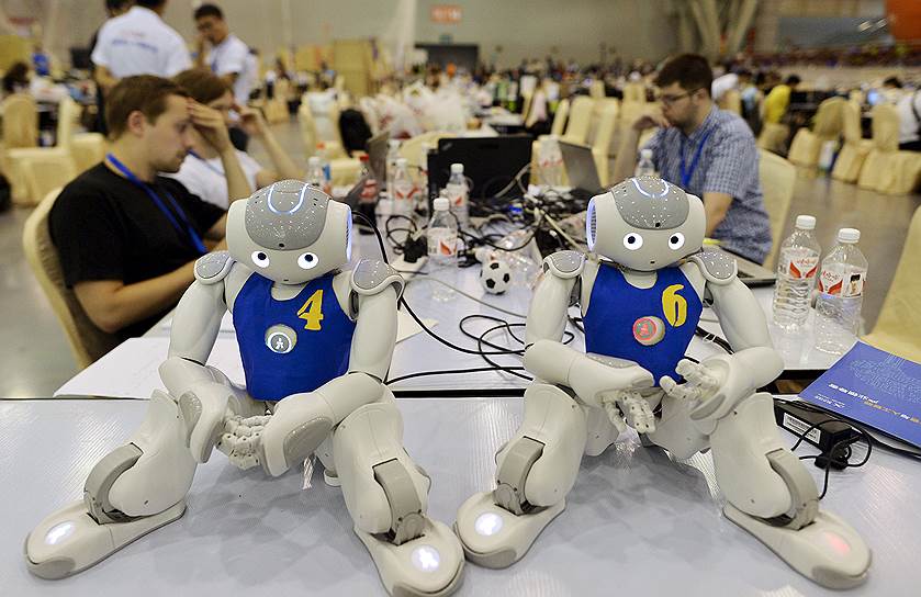 Название RoboCup – это сокращение от Robot Soccer World Cup, что в переводе означает «мировой чемпионат по футболу среди роботов»