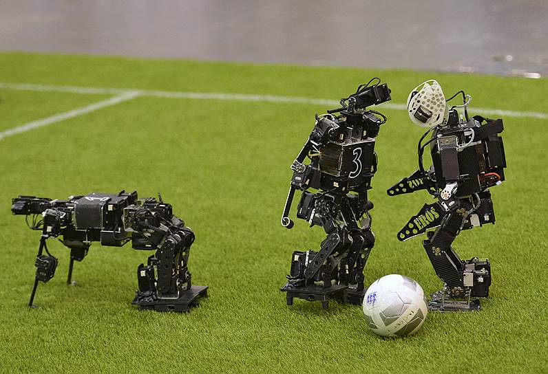 За право проведения очередных соревнований борются в конкурсах. Чемпионат мира по футболу среди роботов-2016 пройдет в Лейпциге