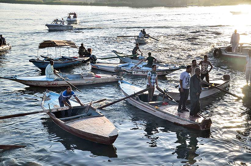 Гиза, Египет. Добровольцы во время поиска жертв кораблекрушения на реке Нил