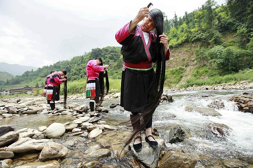 Деревня Хуанло, Гуанси-Чжуанский автономный район, Китай. Женщины народности Яо моют волосы у ручья