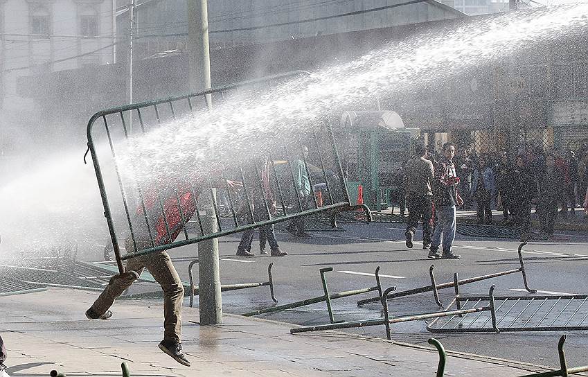 Вальпараисо, Чили. Разгон студенческой демонстрации с помощью водяной пушки