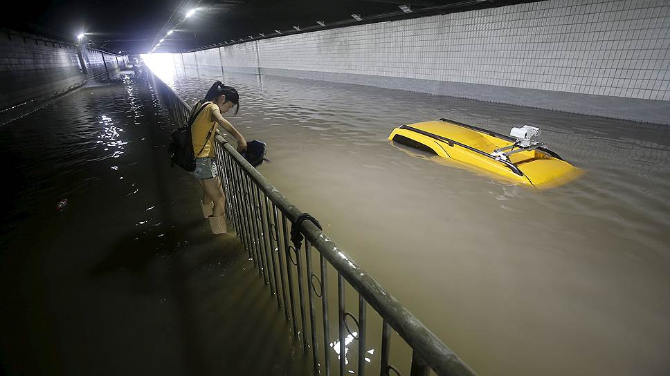 Ухань, Китай. Затопленный в результате проливных дождей автомобильный тоннель 