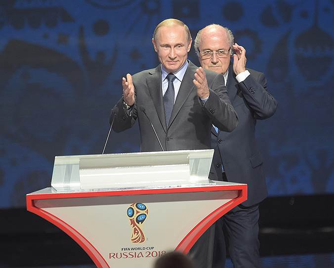 Президент России Владимир Путин (впереди) и президент FIFA Зепп Блаттер