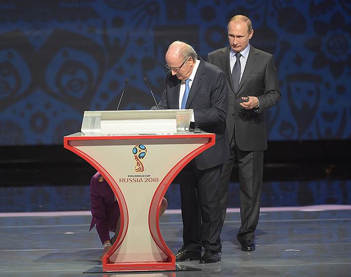 Президент России Владимир Путин (справа) и президент FIFA Зепп Блаттер