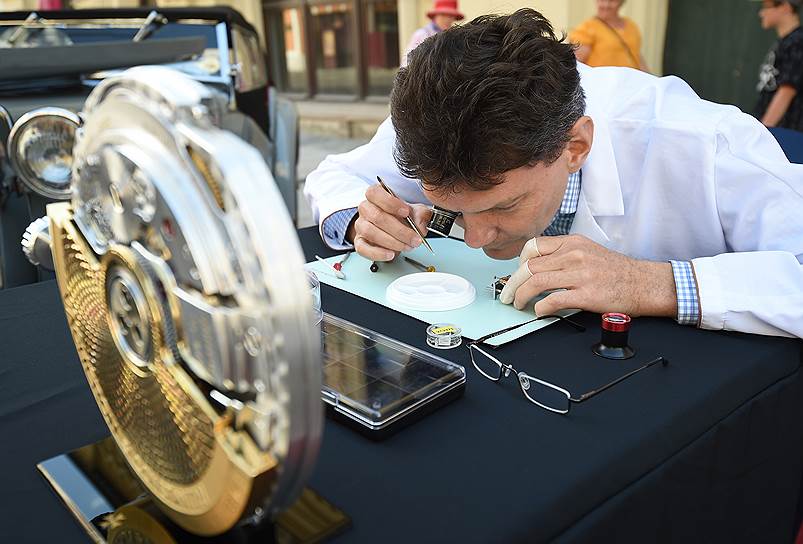 Официальным часовщиком «ГУМ-Авторалли» стала швейцарская мануфактура Vacheron Constantin, чьи мастера демонстрировали предельное внимание мельчайшим деталям автопробега
