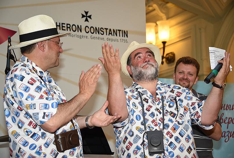 Глава часовой мануфактуры Vacheron Constantin Хуан-Карлос Торес (справа) аплодирует владельцу Bosco di Ciliegi Михаилу Куснировичу, который, похоже, тянется к свету