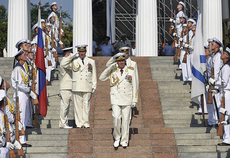 Командующий Черноморским флотом России адмирал Александр Витко (в центре)
