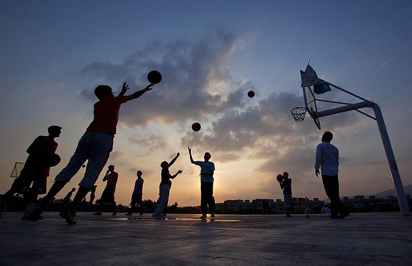 Исламабад, Пакистан. Молодые люди, играющие в баскетбол