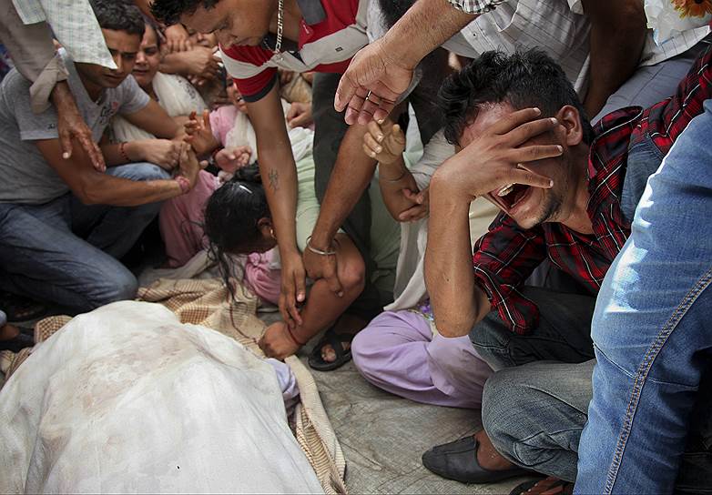 Динанагар, Индия. Сын плачет над телом своего отца, убитого во время атаки повстанцев
