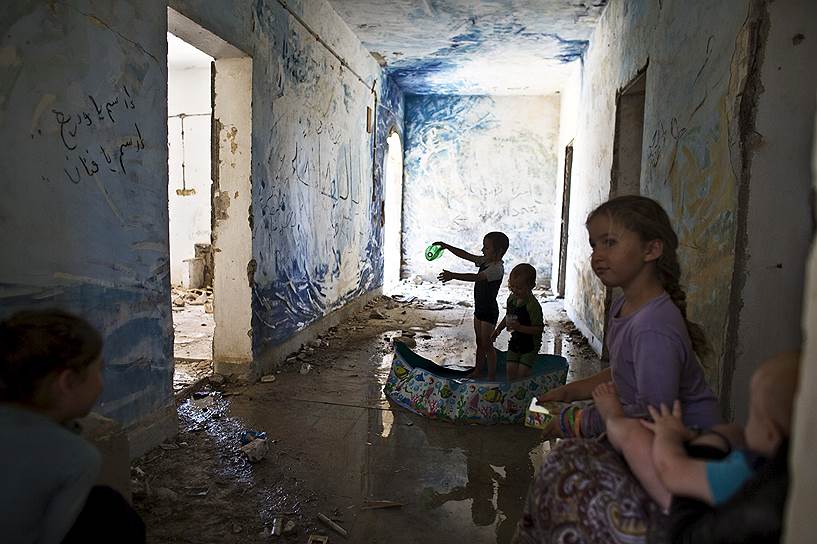 Са-Нур, Палестина. Дети играют в заброшенном доме