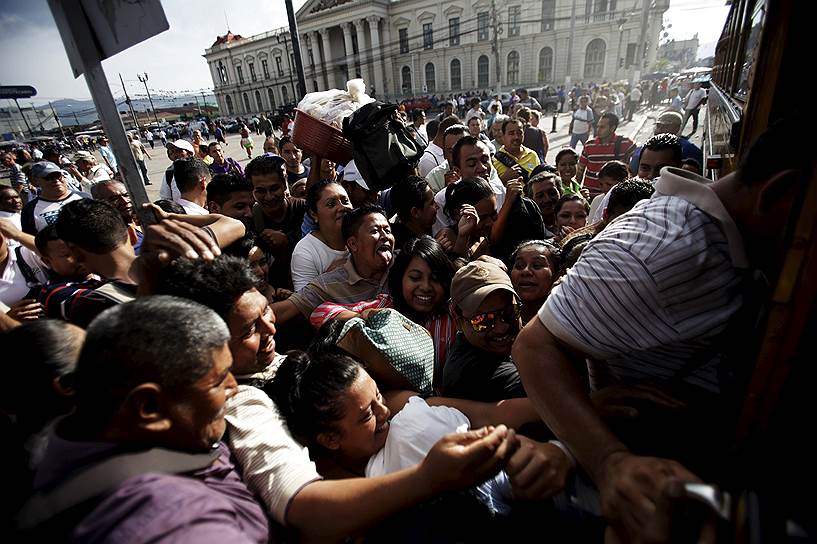 Сан-Сальвадор, Сальвадор. Люди пытаются попасть в транспорт во время забастовки работников общественного транспорта
