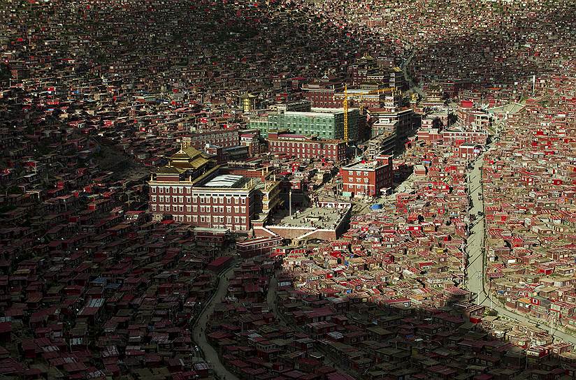 Ларунг-Гар, Гардзе-Тибетский автономный округ, Китай. Вид с воздуха на Буддистскую академию, в которой обучаются десятки тысяч верующих