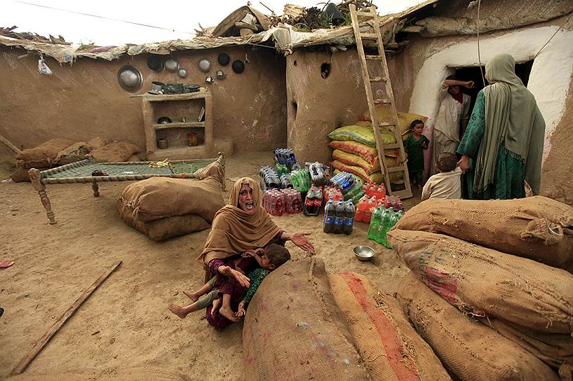 Исламабад, Пакистан. Жители нелегального поселения на окраине города протестуют против уничтожения их домов