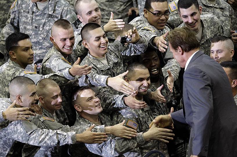 «Людям всегда нужен кто-то, кто будет присматривать за ними. 95 процентов людей в мире нуждаются, чтобы кто-то говорил им, что делать и как себя вести»
&lt;br>На фото: Арнольд Шварценеггер приветствует американских солдат на военной базе США в Сеуле