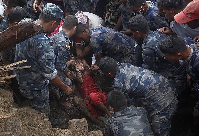 Деревня Люмле, Непал. Спасатели извлекают тело мужчины, погибшего при сходе оползня