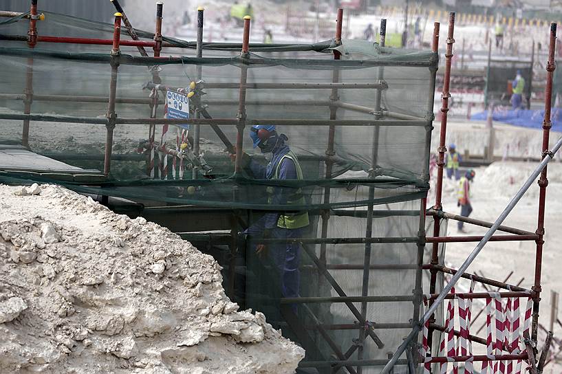 В Катаре 88% населения составляют трудовые мигранты, которые содержатся в рабских условиях. По прибытии в страну у них конфискуют паспорта, месяцами не выплачивают зарплату, штрафуют, а на многих объектах отсутствует доступ к питьевой воде. Рабочие-мигранты живут в трудовых лагерях с минимальными удобствами в комнатах по 10 человек. В 2013 году в Катаре на инфраструктурных объектах Кубка мира 2022 умерли 44 работника из-за неприемлемых условий труда