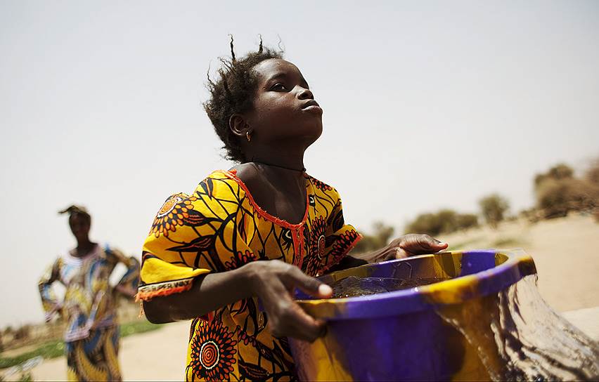 В Мавритании, по данным исследования, находятся около 150 тыс. рабов. Рабство было значимой частью мавританской культуры на протяжении столетий и передавалось от поколения к поколению. Власть в стране принадлежит арабам-хасанам, которые владеют семьями афромавританцев – харатинов. Семьи харатинов получают самые разные работы – от ухода за скотом до строительства, однако самый прибыльный вид рабского бизнеса в этих краях – продажа воды