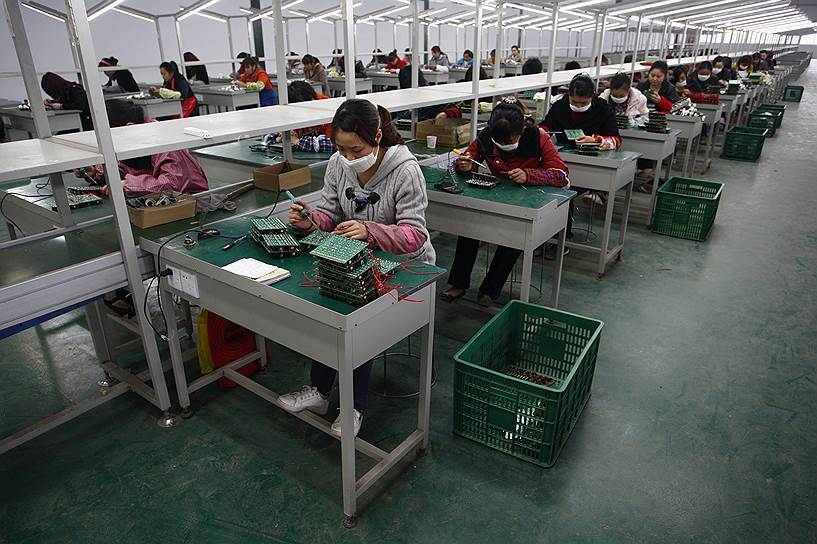 Рабство процветает и в современном Китае (3,39 млн), который по-прежнему является крупным поставщиком и страной назначения для мужчин, женщин и детей, подвергающихся принудительному труду. Кроме того, в КНР действуют государственные трудовые лагеря, где на рабском труде наживается правительство: заключенных принуждают работать на производствах, которые поставляют электронные товары по всему миру