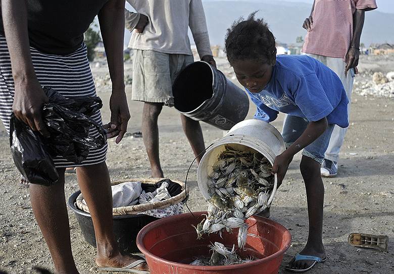 На Гаити рабы составляют около  2% от всего населения страны. Наиболее известен принудительный детский труд: такая форма рабства называется «реставек» (от французского rester avec – оставаться с кем-либо). Не все дети-реставеки – рабы, но многих эксплуатируют: порядка 300-500 тыс. гаитянских детей лишают еды или воды и подвергают физическому или эмоциональному насилию