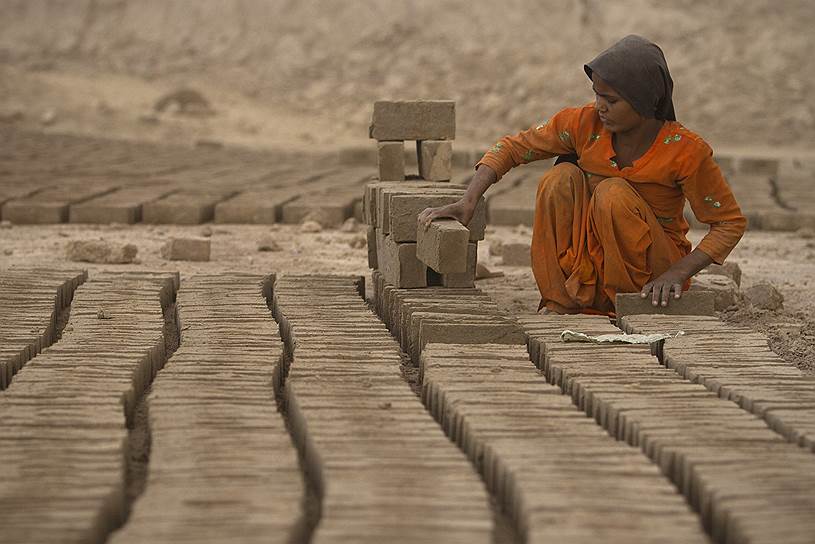 В Пакистане большинство рабов, включая детей, заняты принудительным трудом на производстве кирпичей. Несмотря на многочисленные программы по решению проблемы детского труда, в стране насчитывается около 4 млн работающих детей в возрасте от 5 до 14 лет