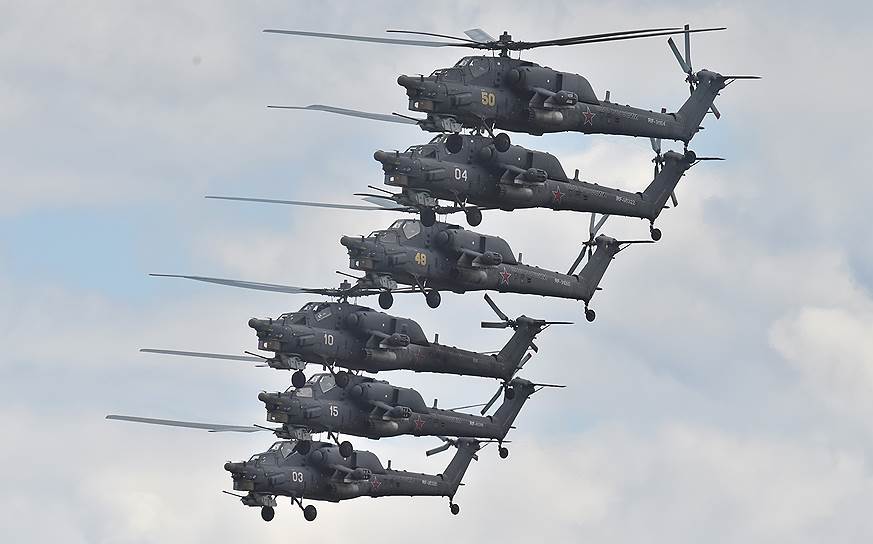 Выступление пилотажной группы «Беркут» на вертолетах Ми-28Н «Ночной охотник»