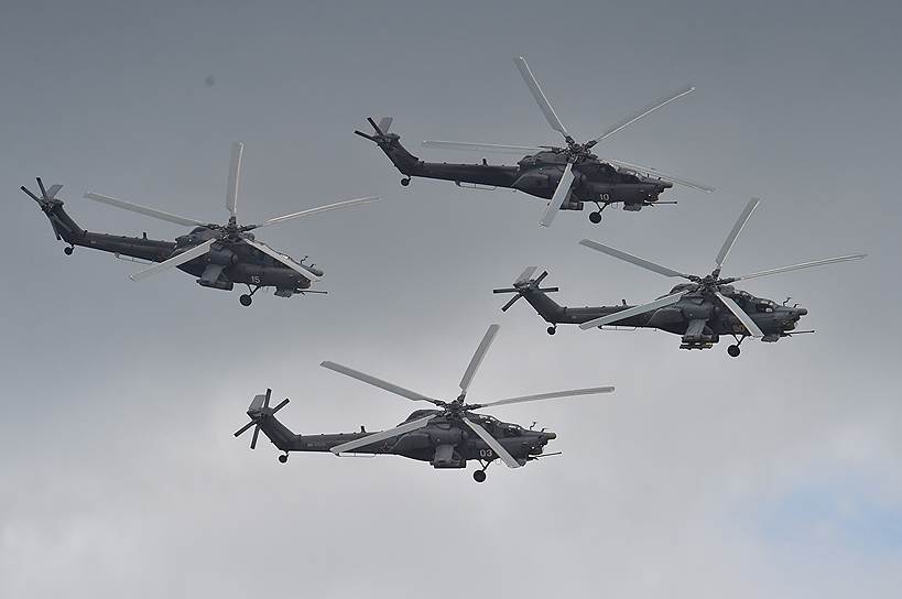 Выступление пилотажной группы «Беркут» на вертолетах Ми-28Н «Ночной охотник»