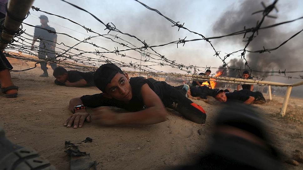 Рафах, Палестина. Военная тренировка молодежи в молодежном лагере, организованном движением ХАМАС