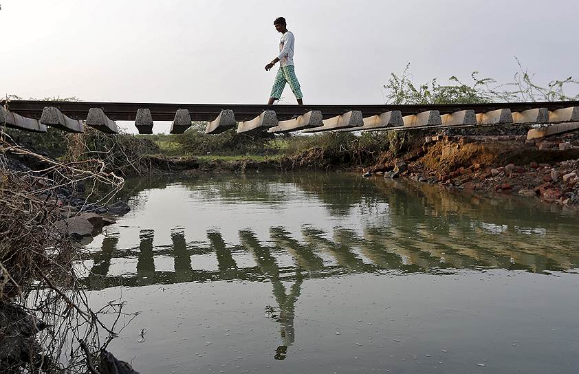 Штат Гуджарат, Индия. Железнодорожное полотно, пострадавшее из-за сезонного наводнения