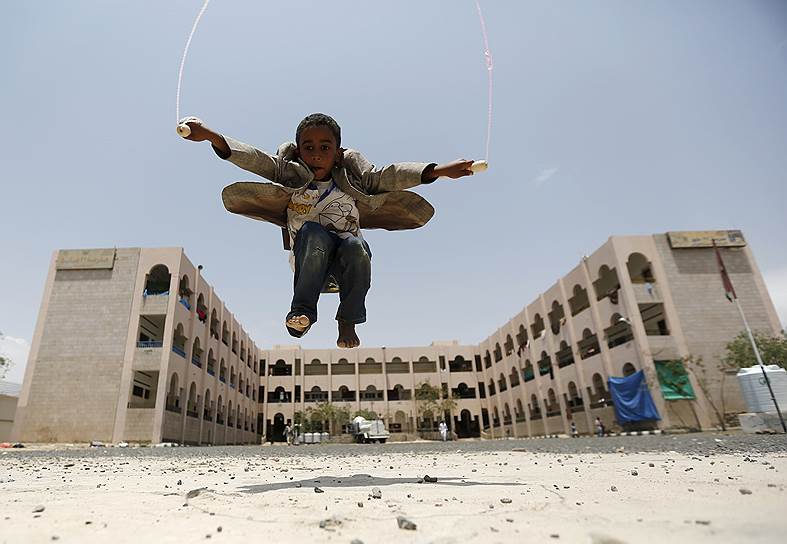 Сана, Йемен. Мальчик возле школы, в которой люди укрывались от авиаударов коалиции
