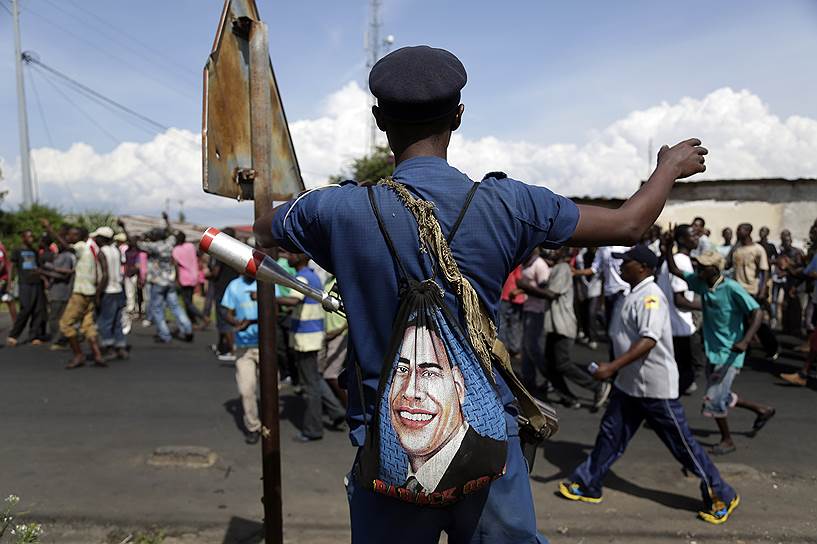 Офицер полиции наблюдает за ходом демонстрации в Бужумбуре, Бурунди