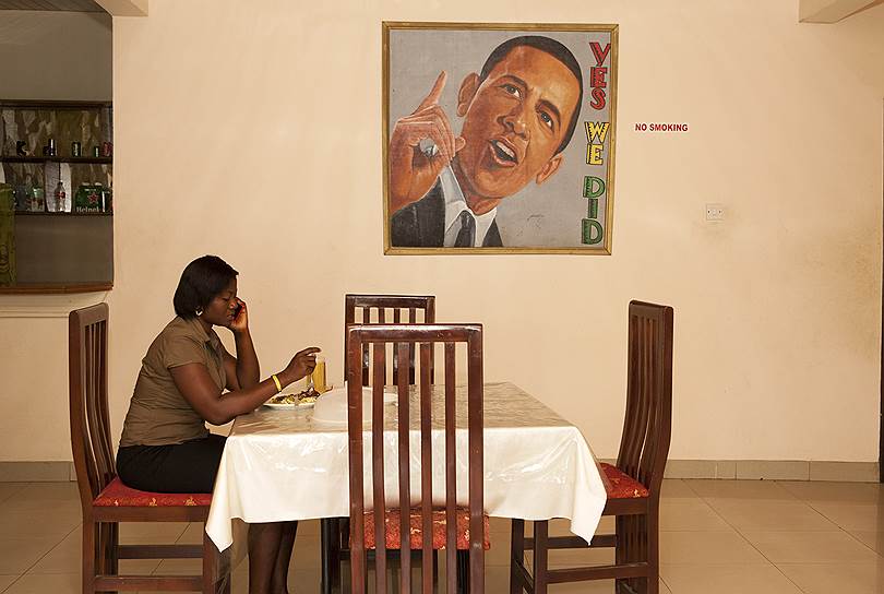 Портрет Барака Обамы на стене ресторана в столице Республики Ганы Аккре