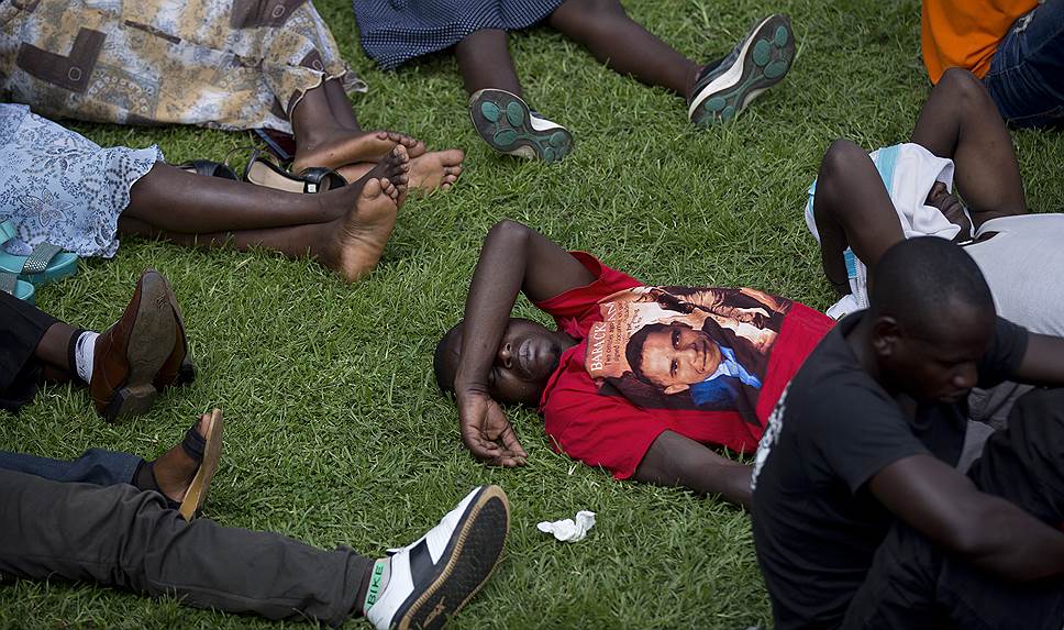 Мужчина в футболке с изображением Барака Обамы на церемонии в честь 20-й годовщины памяти геноцида в столице Руанды Кигали