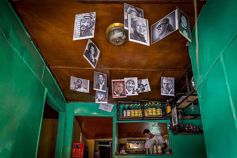 Портреты известных людей, среди которых и Барак Обама, в одном из кафе в столице Эфиопии