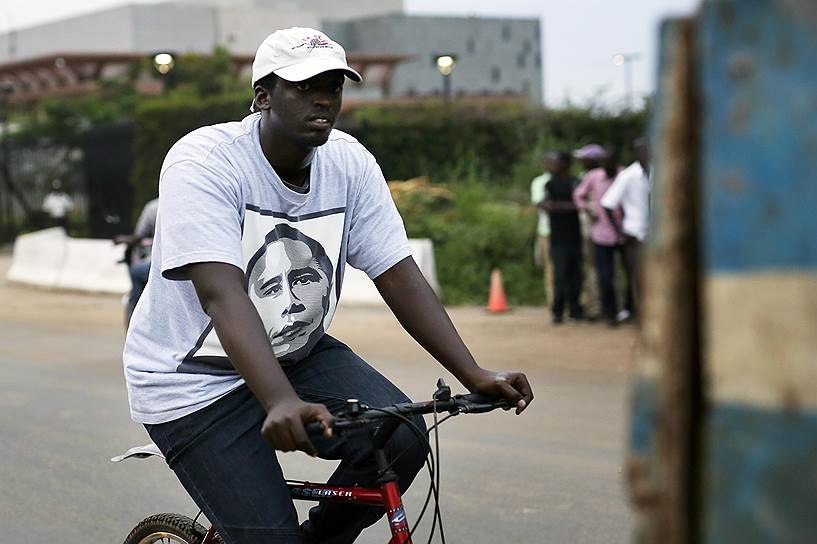 Мужчина в футболке с изображением президента США в столице Бурунди Бужумбуре