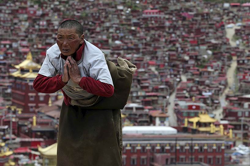 Сычуань, Китай. Тибетский паломник за молитвой