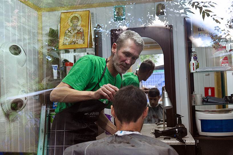 Москва, Россия. Открытие первой в Москве стационарной парикмахерской для бездомных
