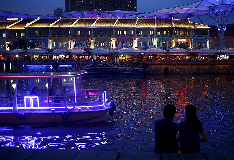 6 мая 2015 года. Спустя годы местные лодки заметно преобразились, а на набережной появилось множество ресторанов и кафе