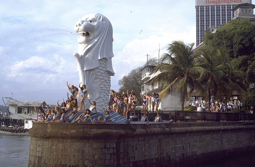 1987 год. Участницы конкурса «Мисс Вселенная» позируют у статуи Мерлиона — мифического существа с телом рыбы и головой льва, ставшего символом Сингапура
