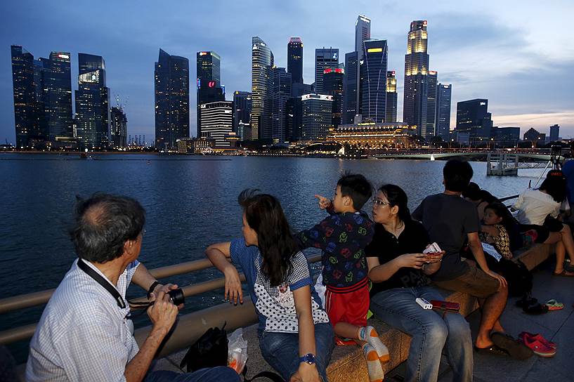 25 июля 2015 года. Жители Сингапура в ожидании праздничного салюта над заливом