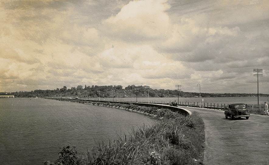 1950-е годы. Мост-дамба Джохор-Сингапур длиной 1056 м связывает Сингапур с малайзийским городом Джохор-Бару