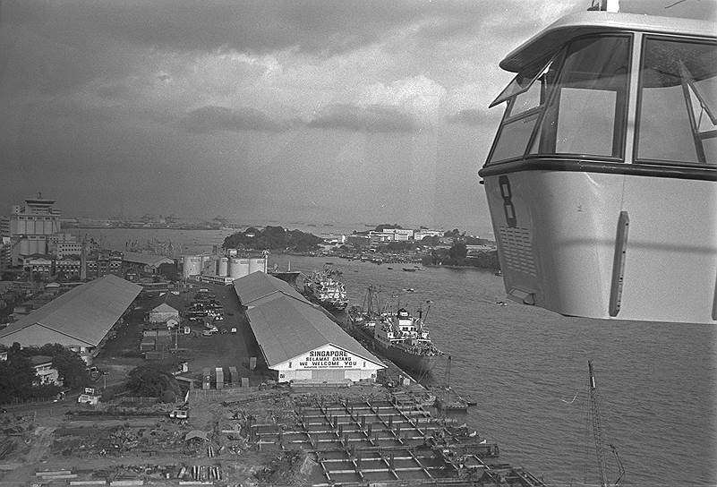 15 февраля 1974 года. Фото в день официального открытия канатной дороги, соединяющей по воздуху гору Фабер и курортный остров Сентоза. На тот момент в ее состав входило 43 кабины