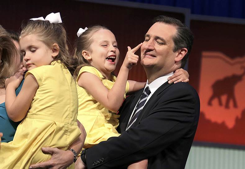 Кандидат-республиканец в президенты США сенатор Тед Круз со своими дочерьми