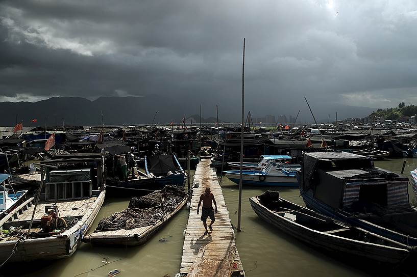 Ниндэ, Китай. Рыбак в порту перед пришествием тайфуна Соуделор