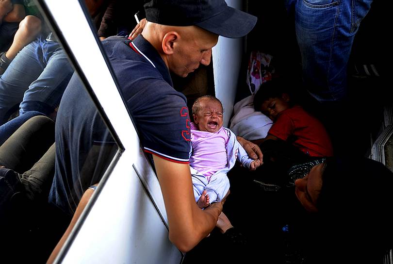 Македония. Мигранты в переполненном поезде 