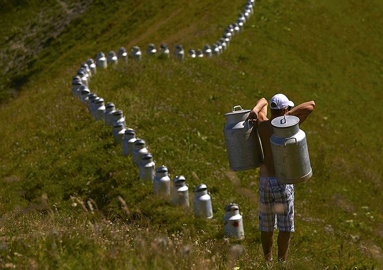 Лезен, Швейцария. Инсталляция более 80 молочных бидонов на высоте 2000 м для арт-проекта художника Жерара Бенуа Гийома под названием «Молочные бидоны без границ»