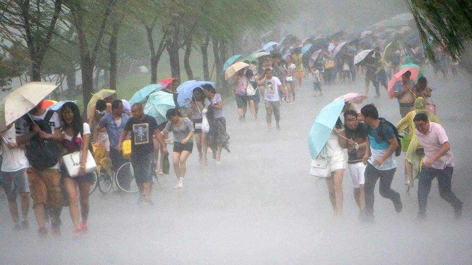 Ханчжоу, Китай. Жители города во время сильного ливня, вызванного приближением тайфуна Соуделор