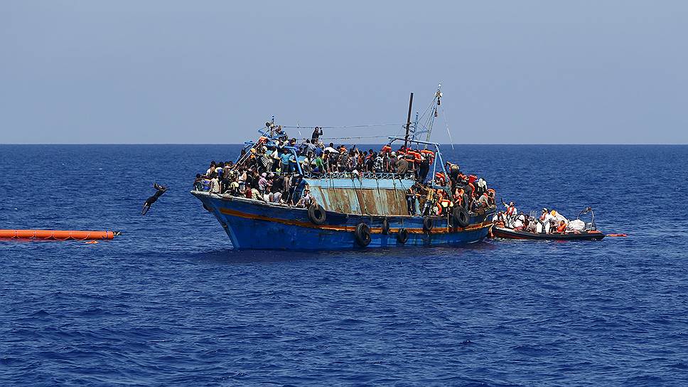 Средиземное море у побережья Ливии. Операция по спасению 600 мигрантов с деревянного судна, на котором они пытались пересечь Средиземное море