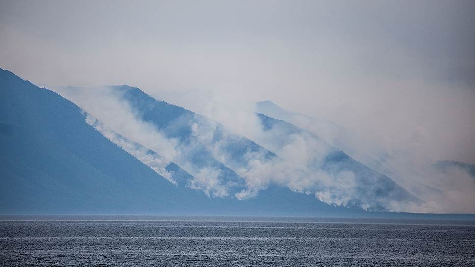 Из-за лесных пожаров с Байкала эвакуируют туристов